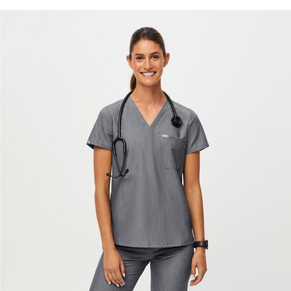 Fig Catarina- One Pocket Scrub Top in Charcoal Phantom Contrast Pocket - Picture 2 of 3